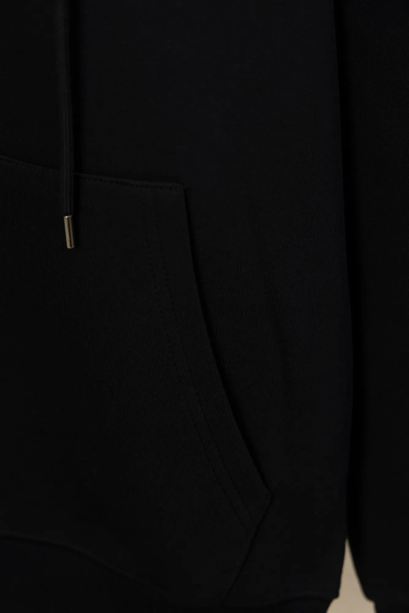 P270 Style No.: JZ024 Raff embroidered small label hooded jacket. Xuanwang New Rescue Limited Counter Jacket 420g air layer compound fabric. Imported machine full classic embroidered small label os version. Versatile style. Couple style. Color: black, navy. Size: S M L XL.
